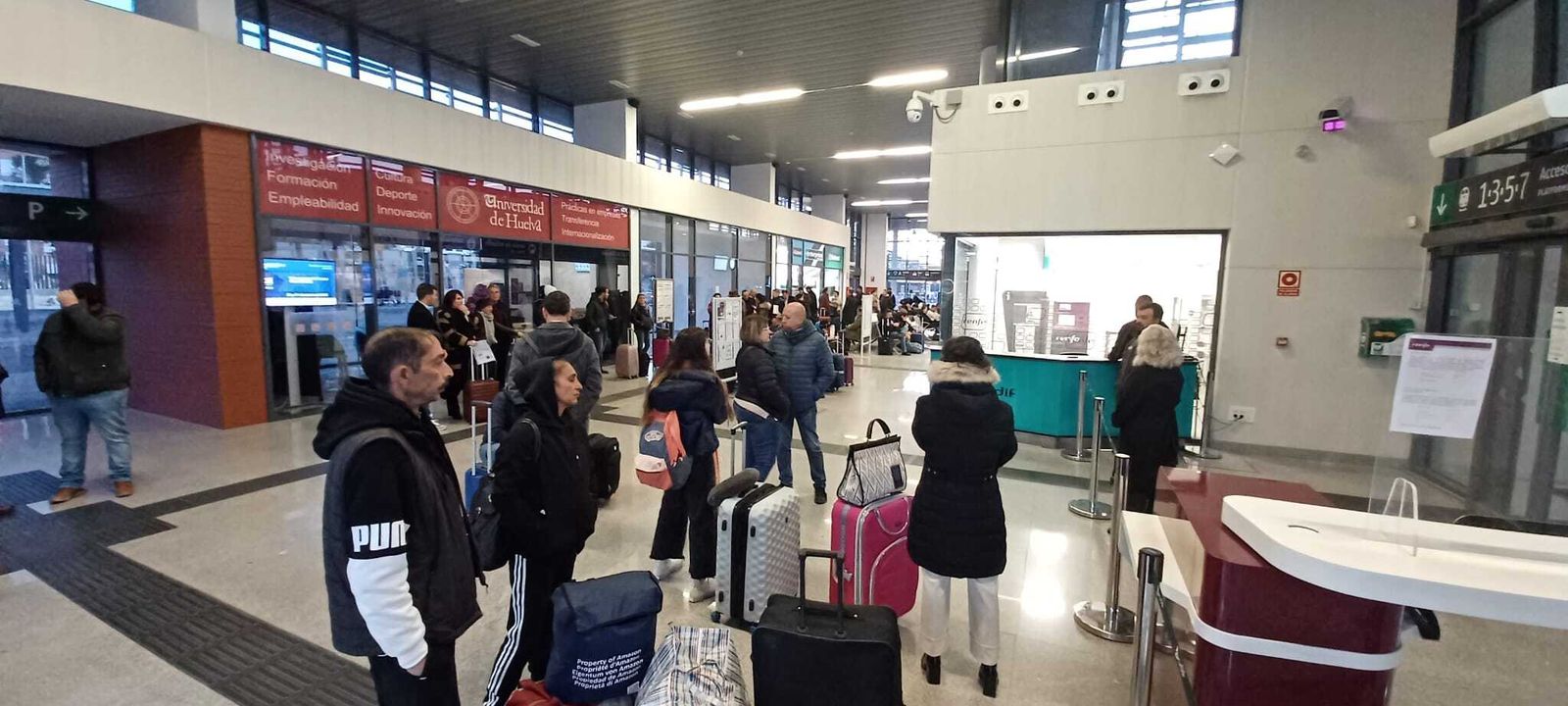 Los pasajeros del Alvia esperan en la estación de tren de Huelva.