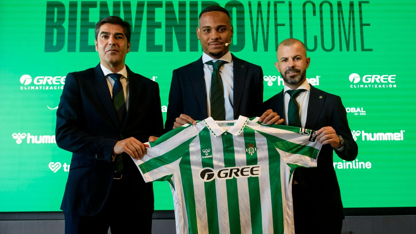 Natan en su presentación como nuevo jugador del Betis con Manu Fajardo y Ángel Haro