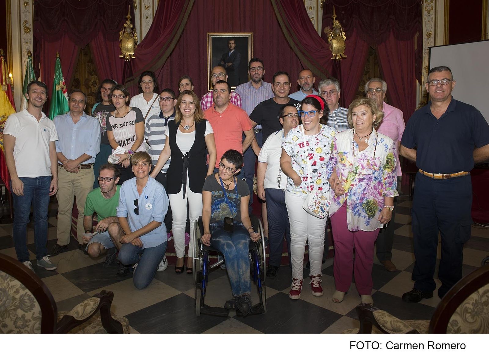 Usuarios de UPACESUR con la diputada Isabel Armario.