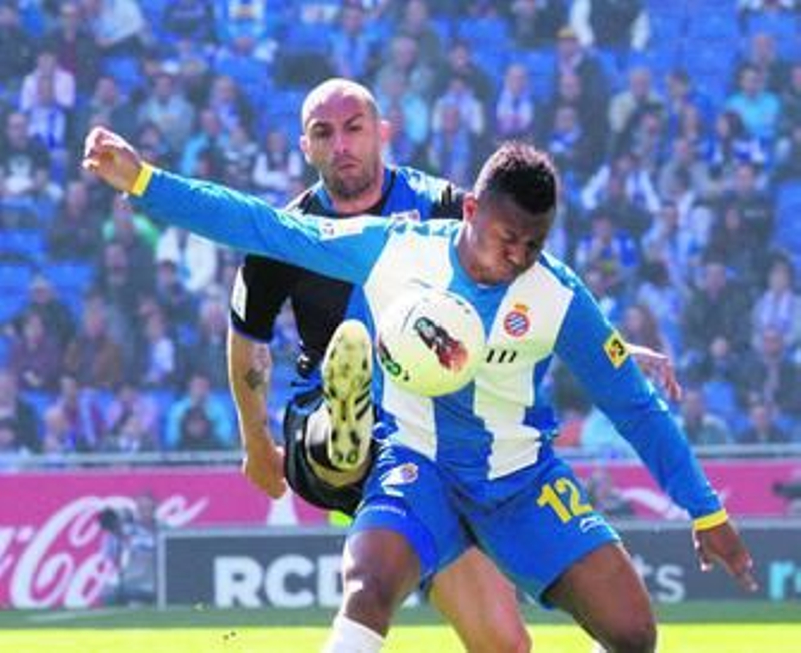 Uche, autor de tres goles, controla el balón ante un rival rayista.