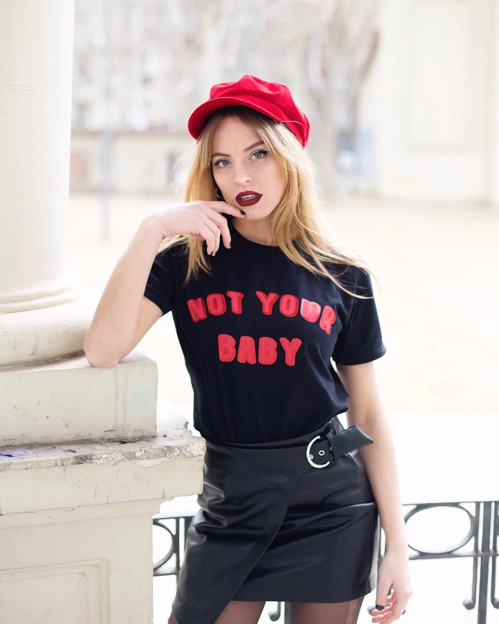 Ariadna Romero se suma a la vuelta a los 90 con este sencillo look formado por una falda wrap de piel con hebilla, camiseta con mensaje de Loavies y boina con visera en color rojo. Completa el look sumando aire otoñal a través de su maquillaje y sus uñas.