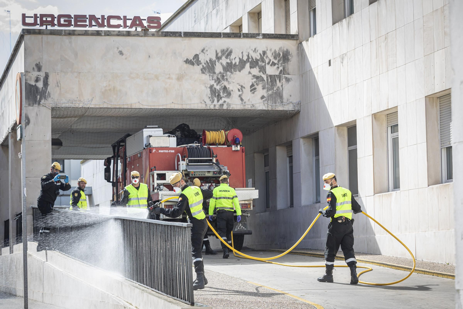 La UME desinfecta el hospital Puerta del Mar