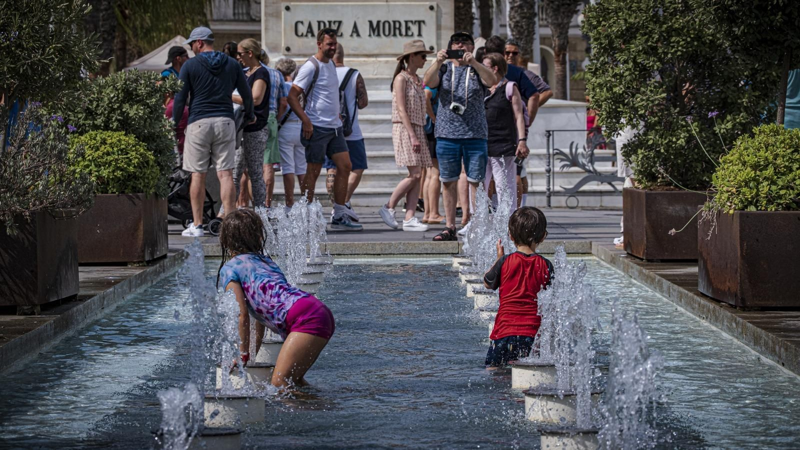 Imagen de archivo de los niños aliviando el calor en la fuente de la plaza del Ayuntamiento en Cádiz