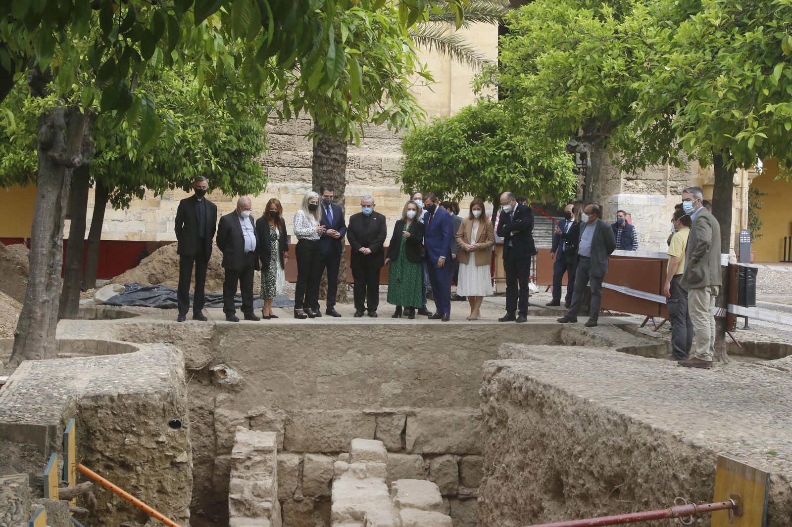 Visita institucional a las catas en el Patio de los Naranjos.