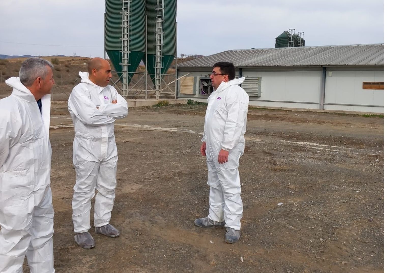 Visita de Antonio Mena de la explotación ganadera en Oria