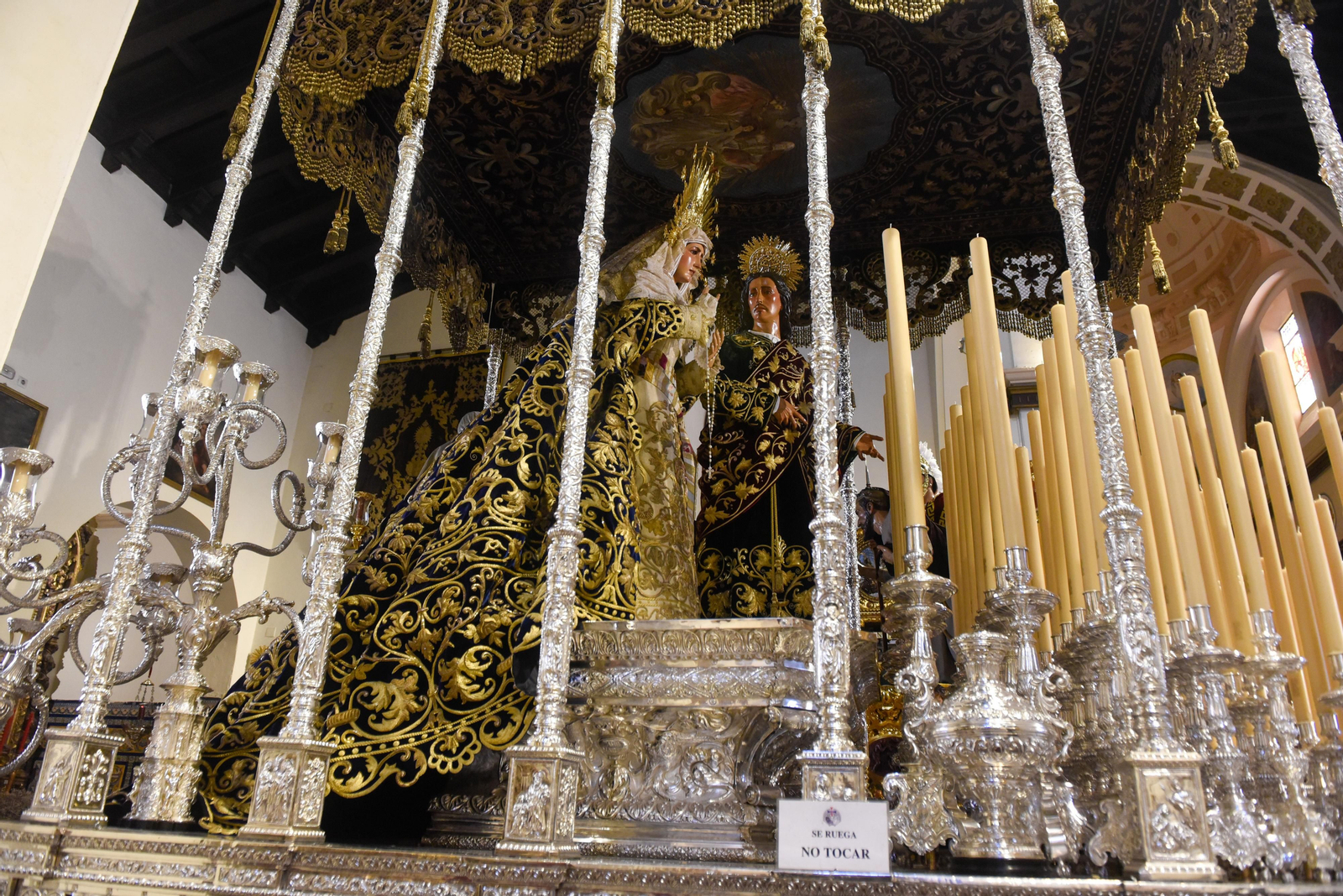 Fotografías de la Virgen del Dulce Nombre en su paso vestida como hace 100 años