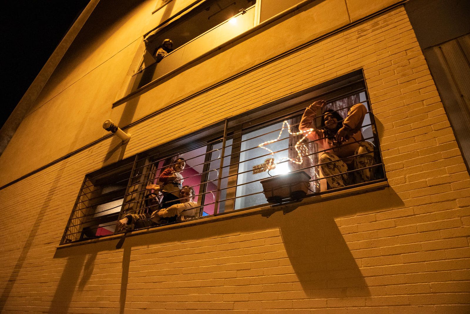 Adorno navideño en una vivienda.