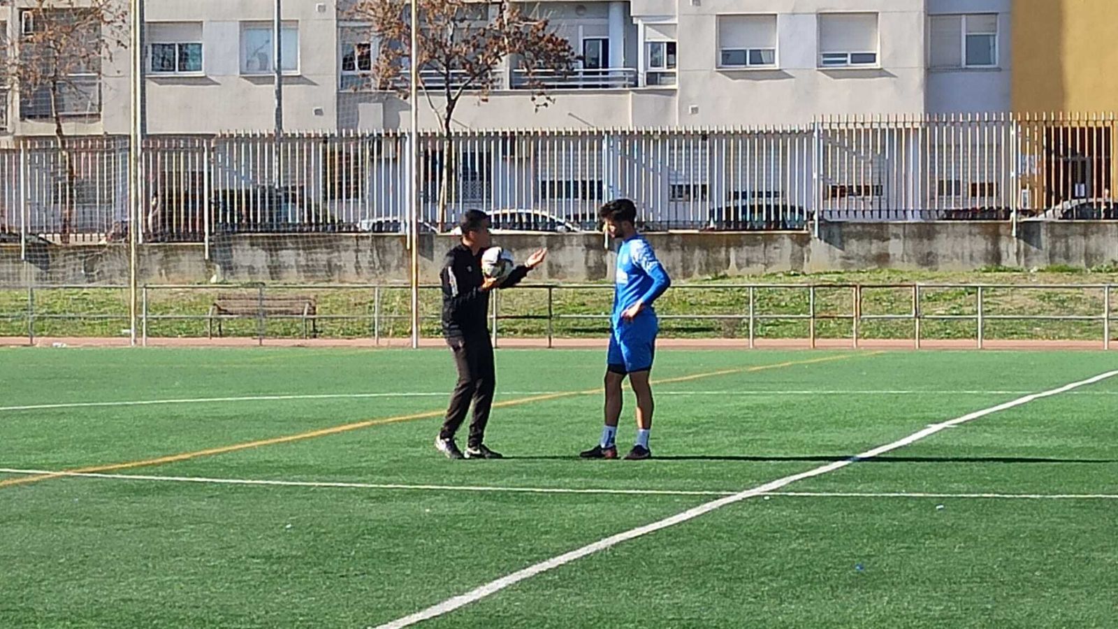 El técnico azulino charla con Curro Rivelott al término del entrenamiento.