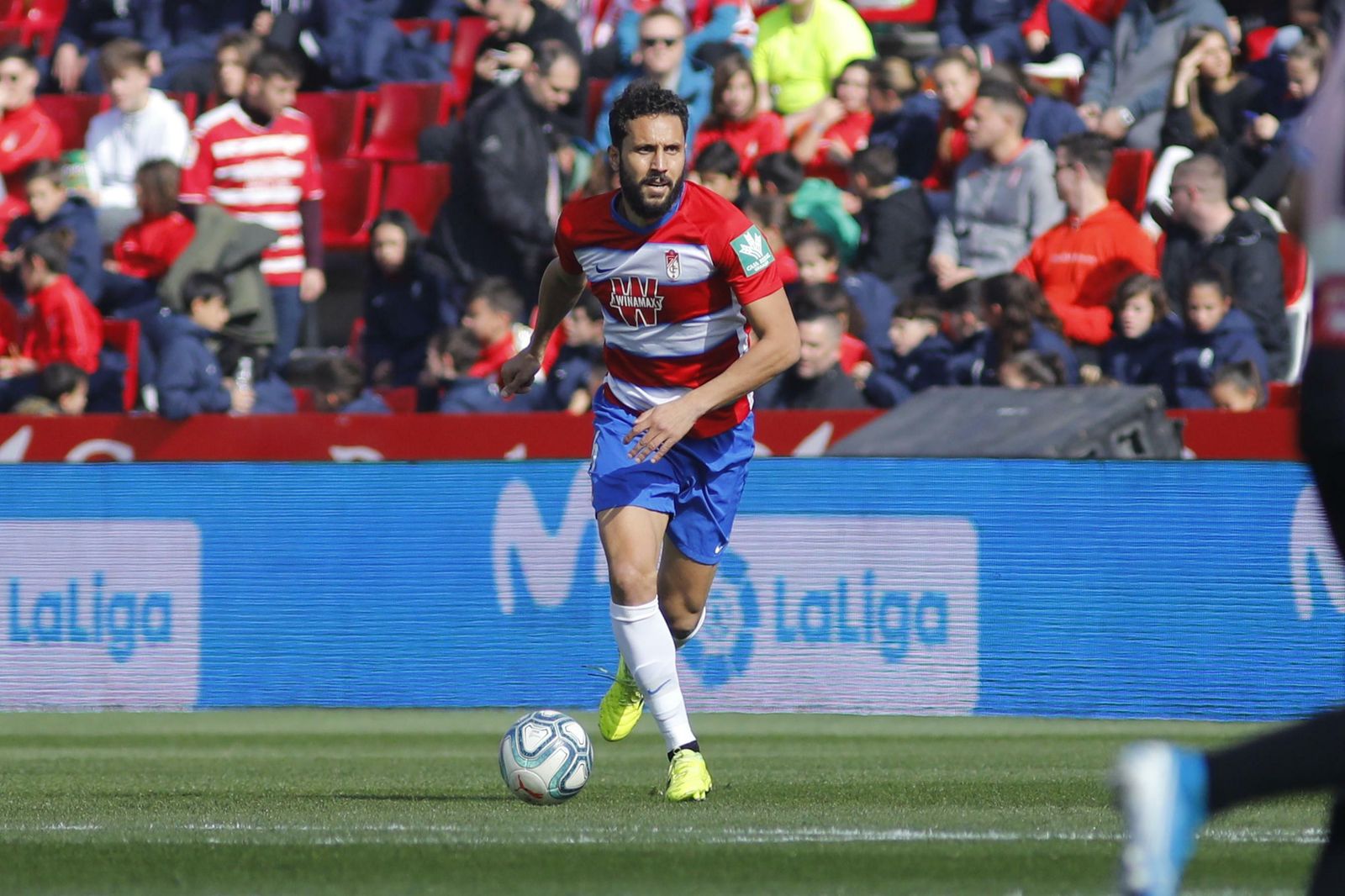 Germán conduce el balón durante el encuentro