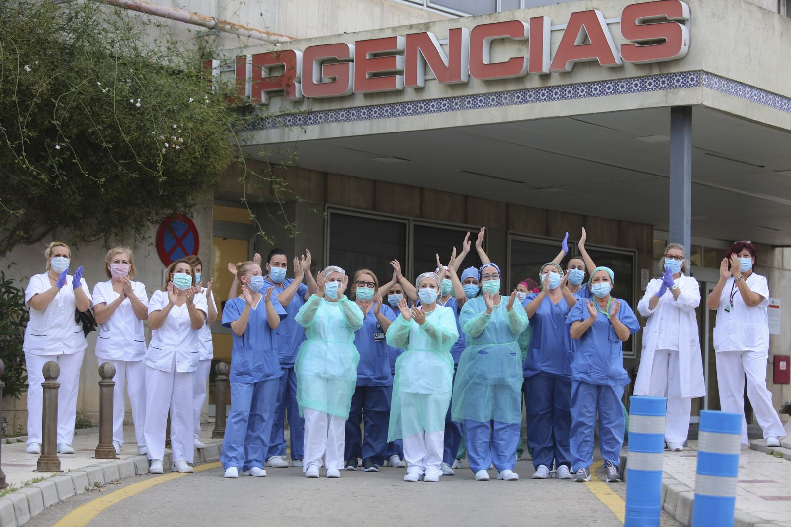 Sanitarios aplaudiendo en las Urgencias del Hospital Regional.