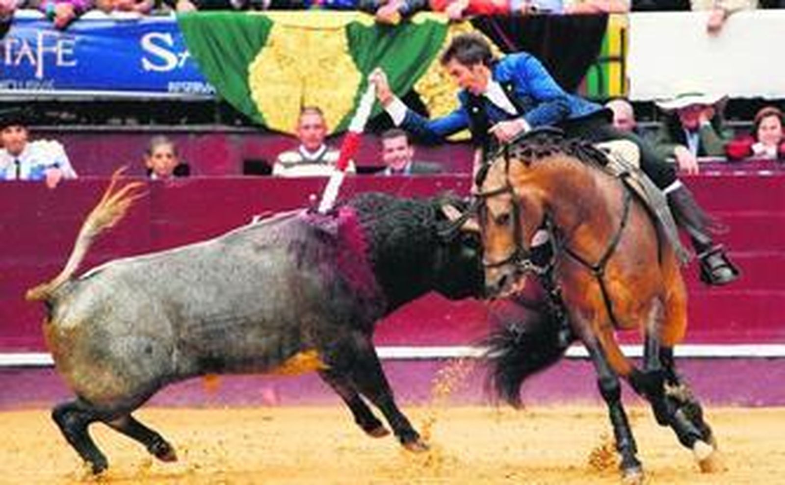 Pablo Hermoso prende una banderilla a su primer toro.