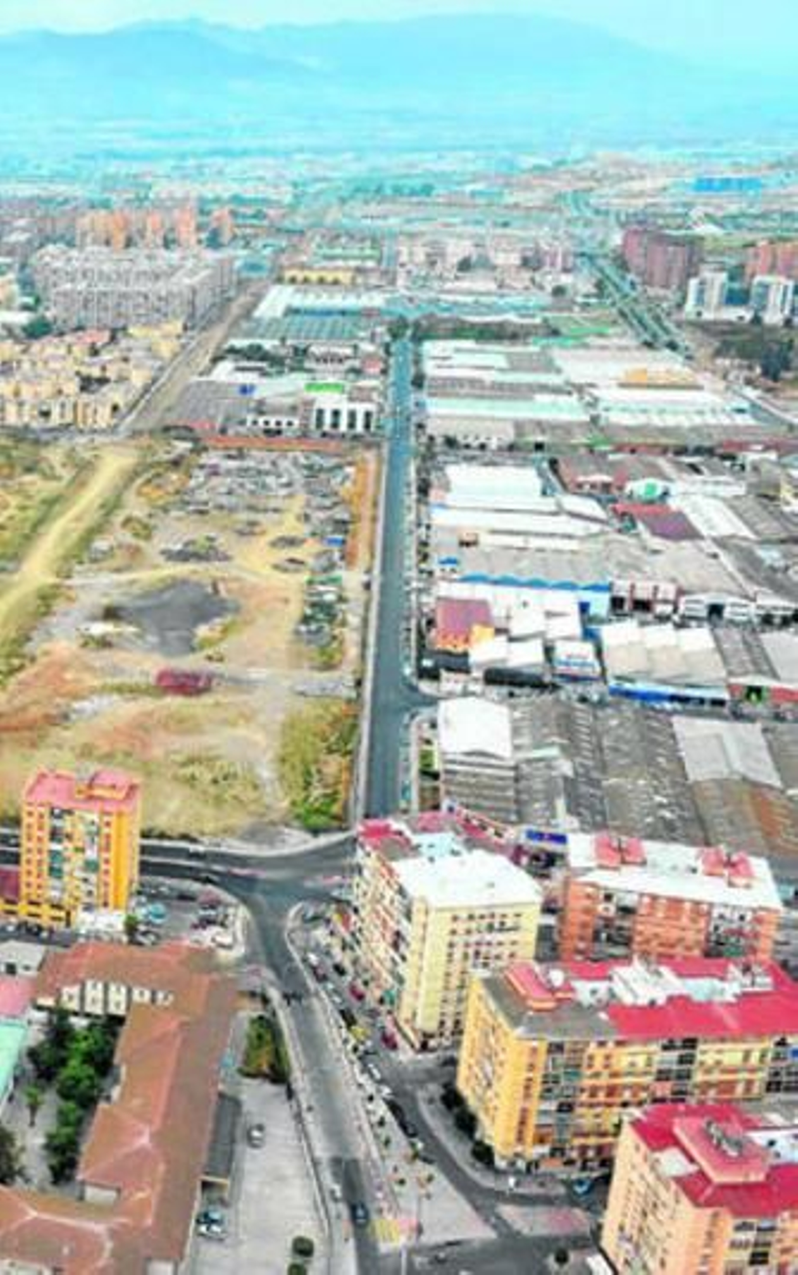 Vista aérea de los suelos ganados con el soterramiento del tren y las naves del polígono industrial de San Rafael.