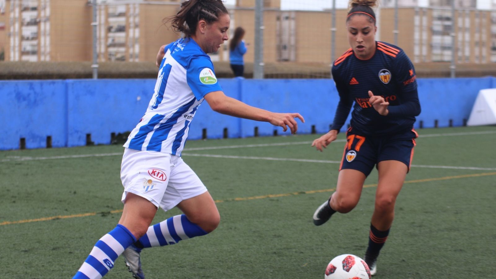 Flor Bonsegundo se lleva el balón ante una rival valencianista.
