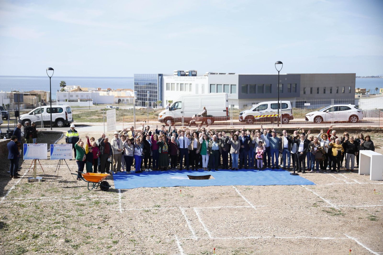 Las imágenes de la primera piedra del Centro de mayores en Balanegra