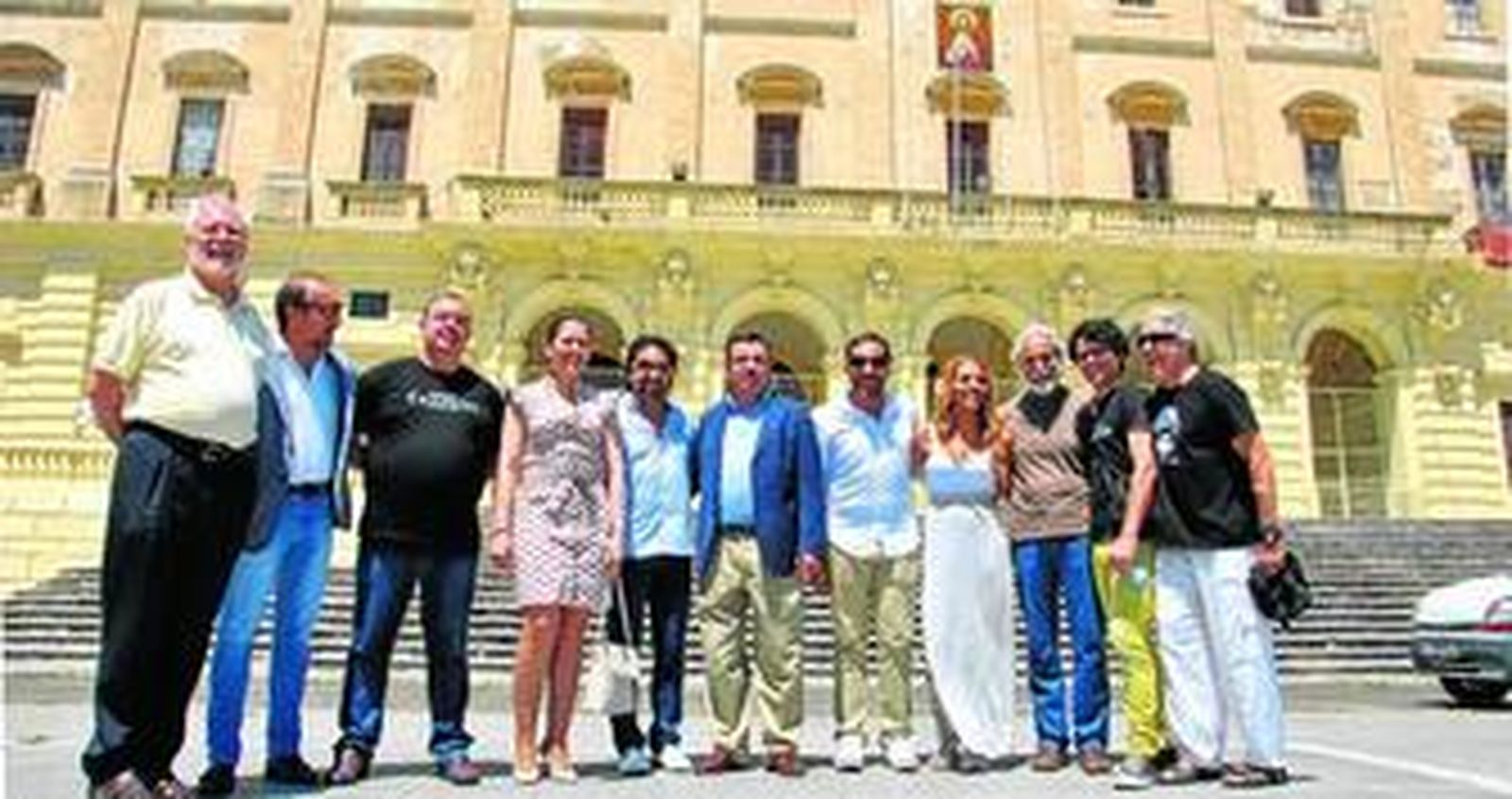 El alcalde, José Loaiza, ayer, acompañado de Luis Monge (izquierda), Pedro 'El Granaíno', Gema Monge, Manuel Luque (amigo de la familia), y Juan Luis Corrientes (derecha).