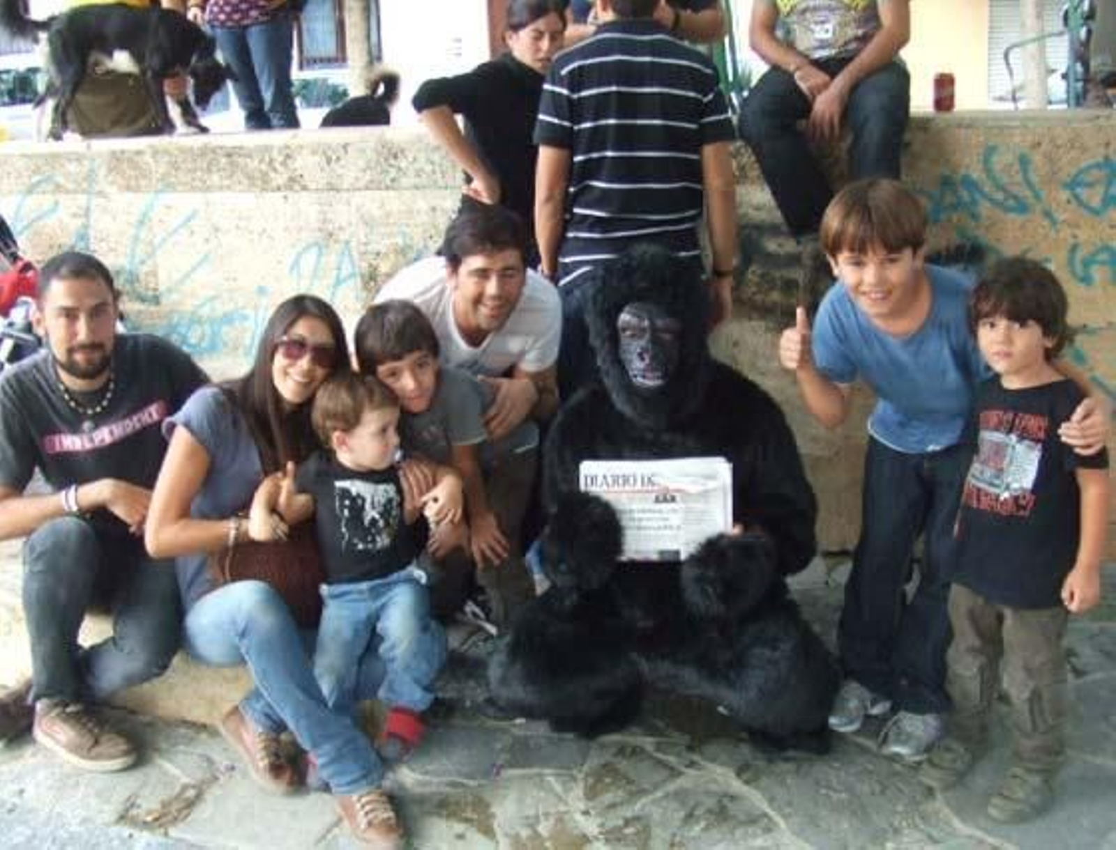 Iba para hombre, pero se quedó en mono. Eso sí, un mono muy leído, que va con su Diario a todas partes. Si te encontraste con nuestro particular monkey el sábado, búscate en esta galería. 

Foto: Senda