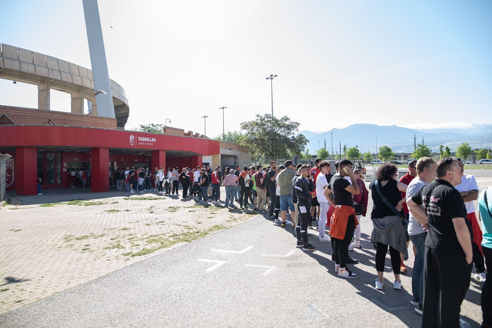 Los seguidores rojiblancos en las taquillas del Estadio Nuevo Los Cármenes.