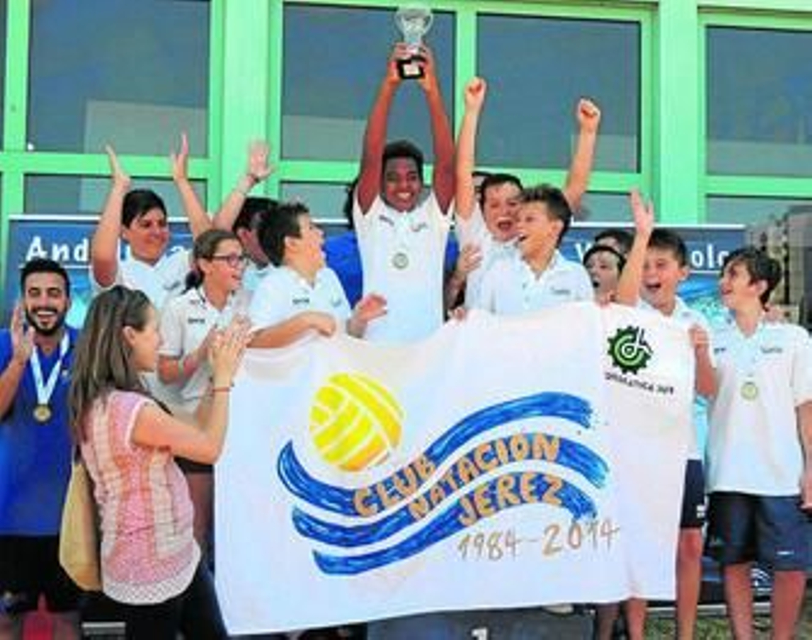El CN Jerez de categoría alevín, en lo más alto del podio tras ganar el Campeonato de Andalucía.