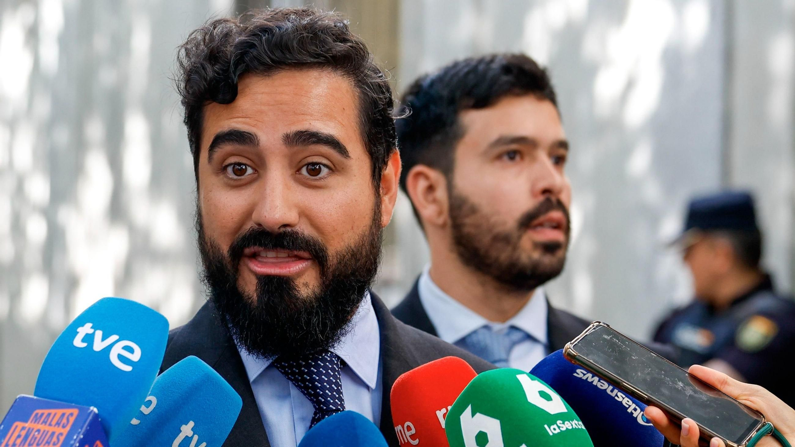 Alvise Pérez responde a los periodistas tras una comparecencia en el Tribunal Supremo.