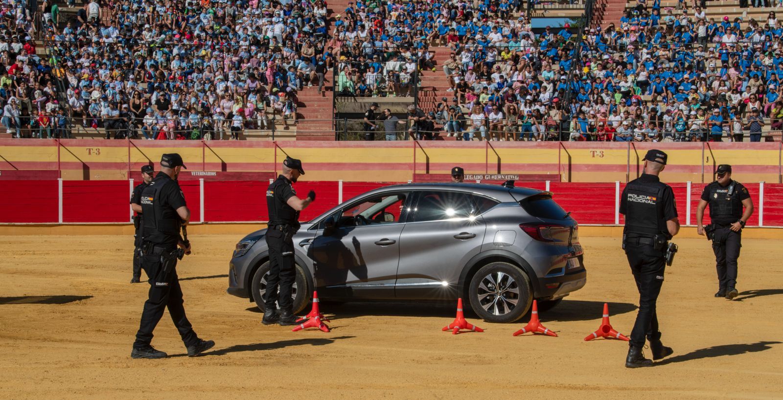 Galería | Así ha sido la jornada de puertas abiertas de la Policía Nacional en la Plaza de Toros de Motril