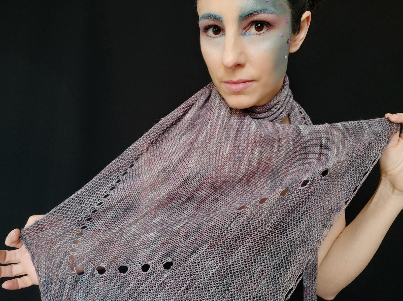 Marinela Galo con la pieza 'Mercurio' que puede verse en la exposición.