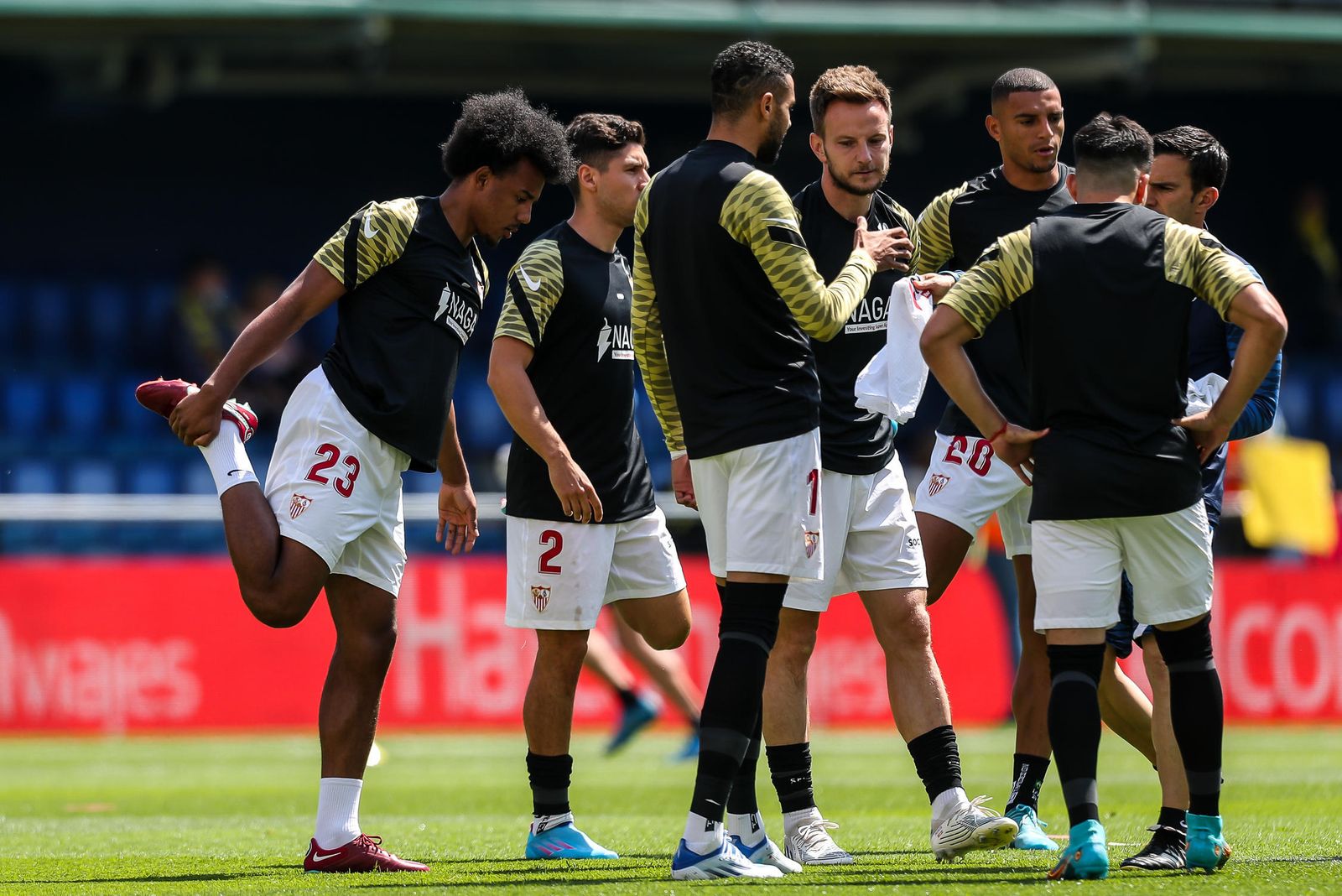 Koundé, ante Montiel, En-Nesyri, Rakitic, Diego Carlos y Acuña, en Villarreal.