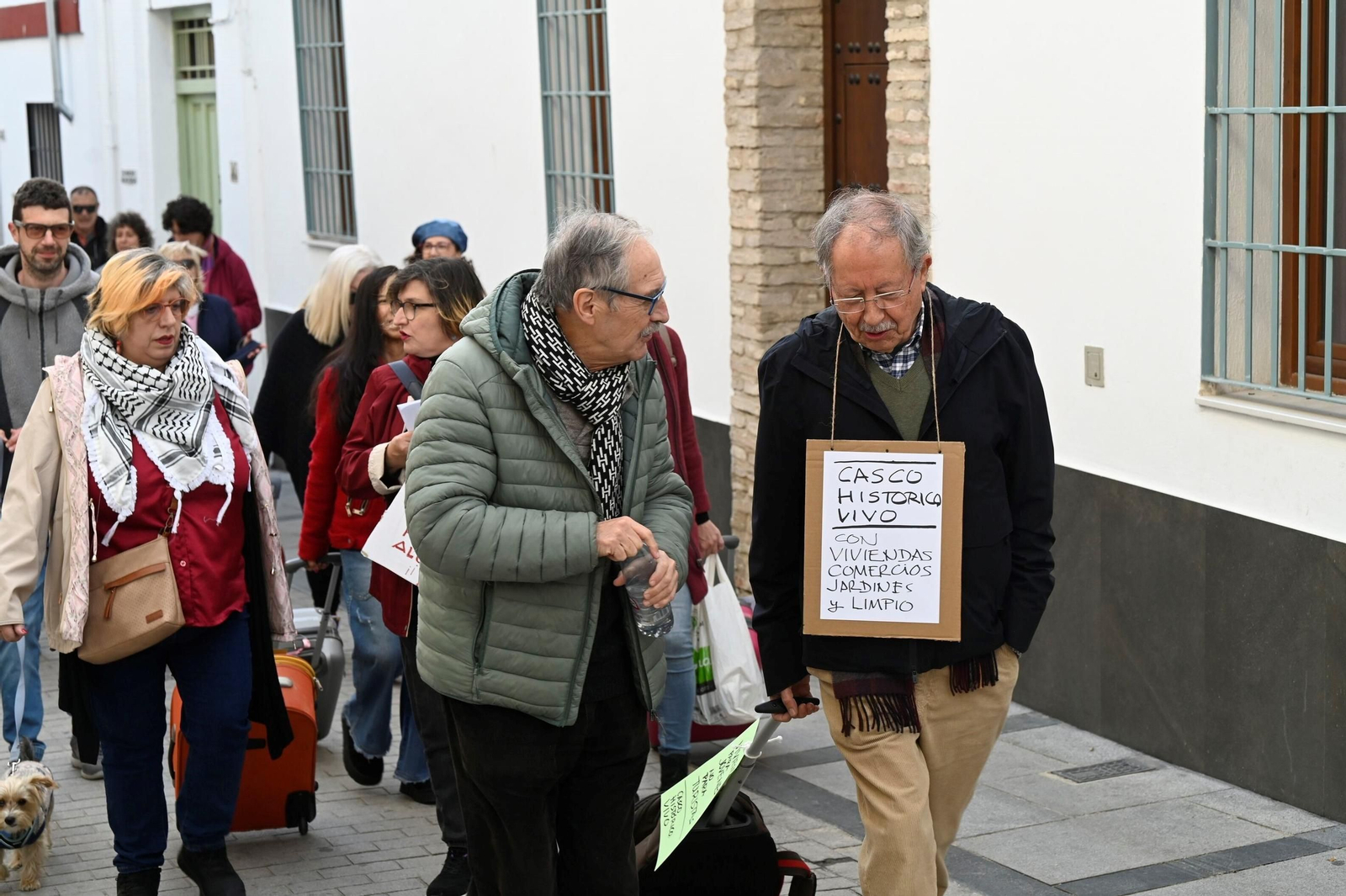 El  'free tour' reivindicativo de los vecinos del Casco Histórico de Córdoba contra el turismo masivo, en imágenes