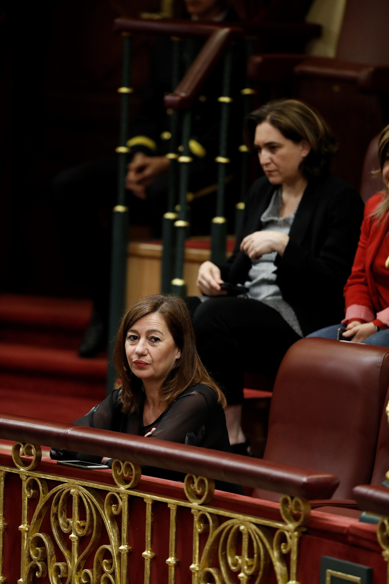 La alcaldesa de Barcelona, Ada Colau, asiste al debate.
