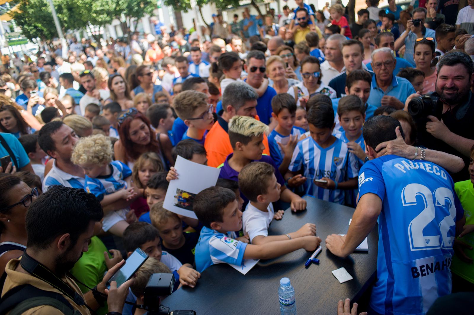 Dani Pacheco, agasajado por sus vecinos.
