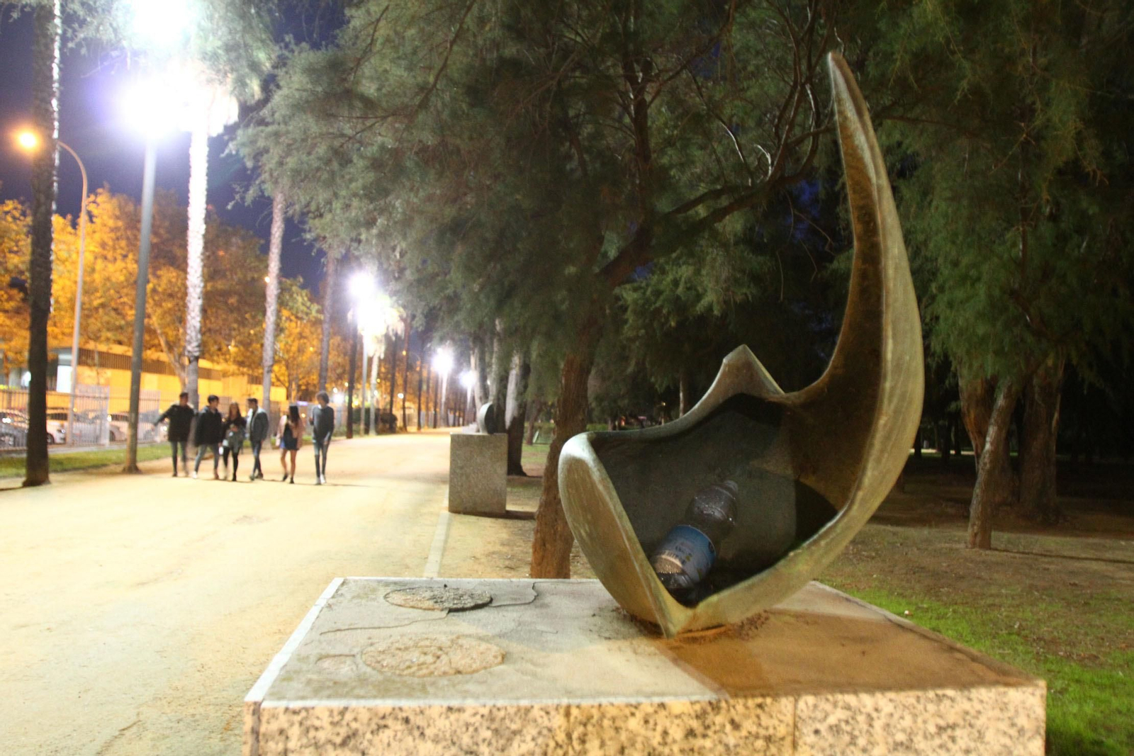 Escultura usada como papelera