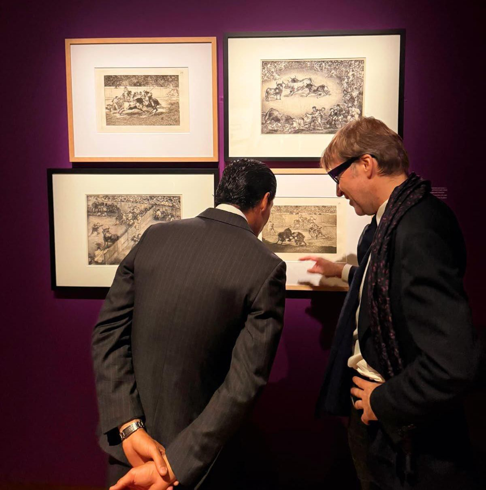 Serra y Aguado contemplando los grabados de la Tauromaquia de Goya.