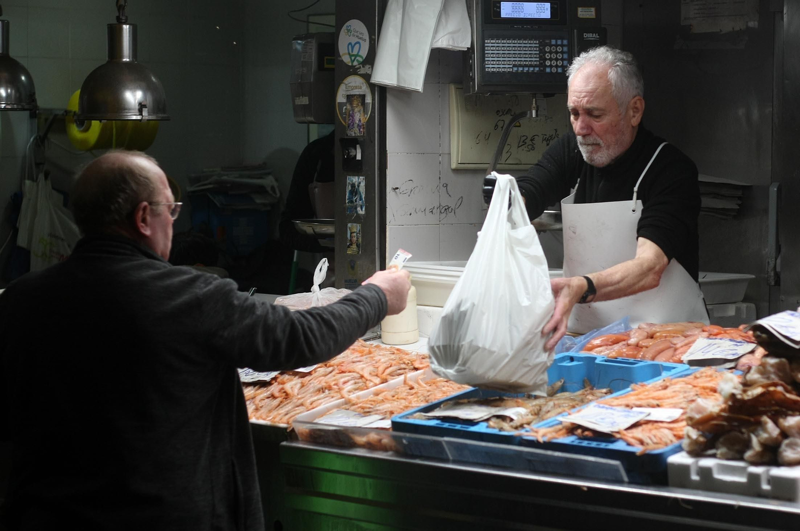 La gamba de Huelva, reina del mercado en los días previos a la Navidad