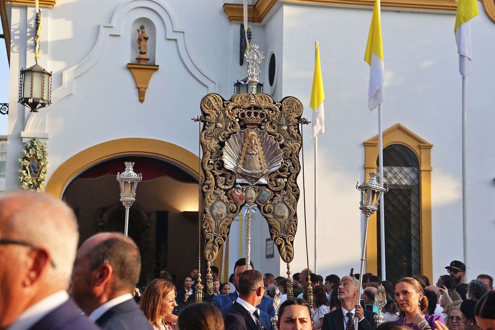 Imágenes del Rosario Jubilar rociero celebrado por las 25 hermandades filiales de la Matriz de Almonte en La Merced