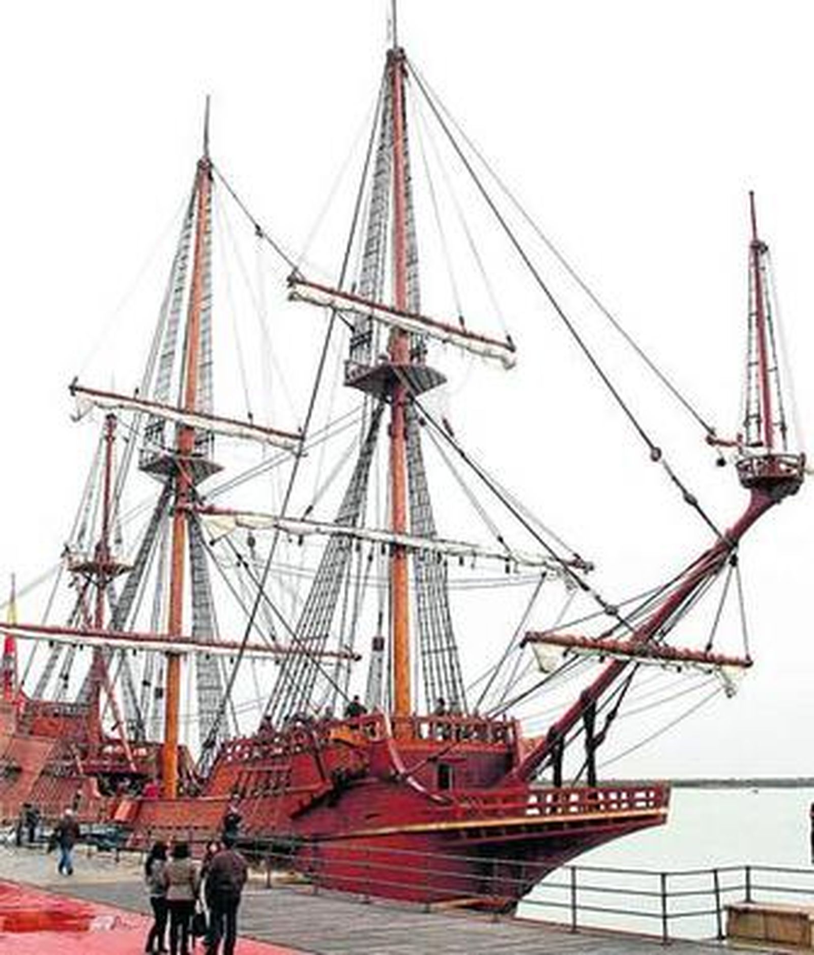 El galeón, ayer, en Huelva.