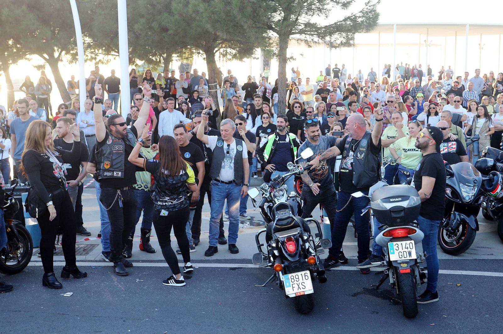 Imágenes del monumento a Súper Hugo en la rotonda frente al Nuevo Colombino