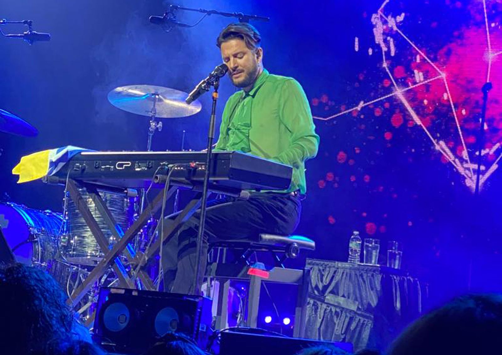 Manueñ carrasco, durante su concierto en Nueva York, con la bandera de Isla Cristina sobre los teclados