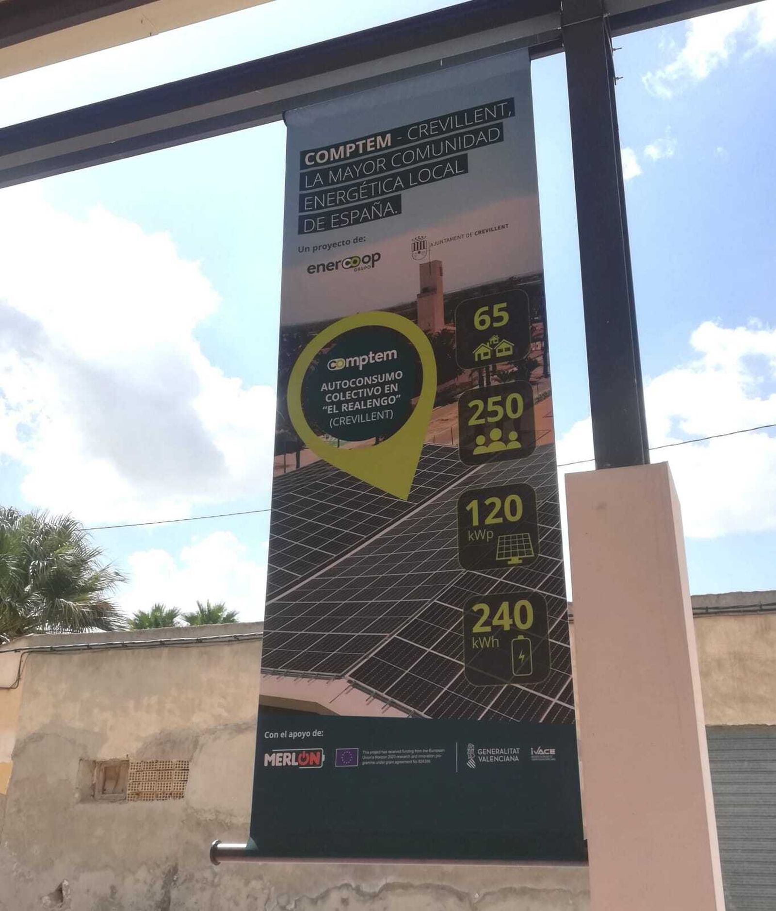 Un cartel con los datos de una de las comunidades energéticas locales que funcionan en España, en Crevillent.