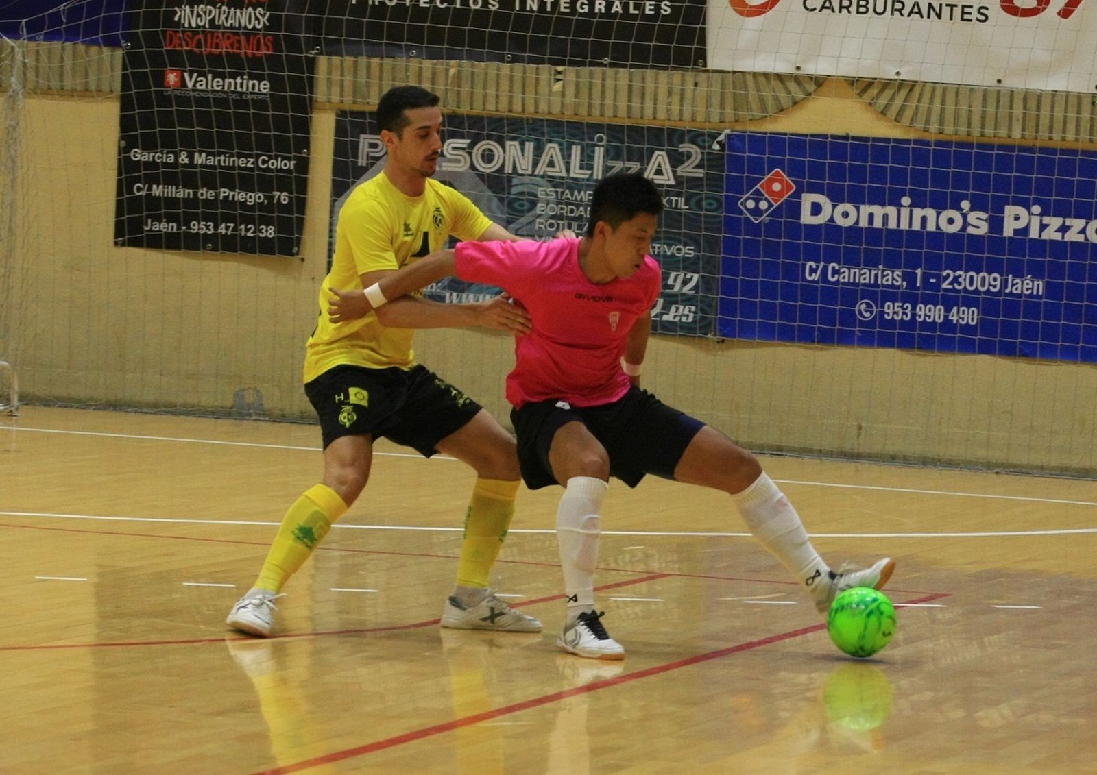 Shimizu controla el balón ante la marca de un jugador del Jaén Paraíso Interior.