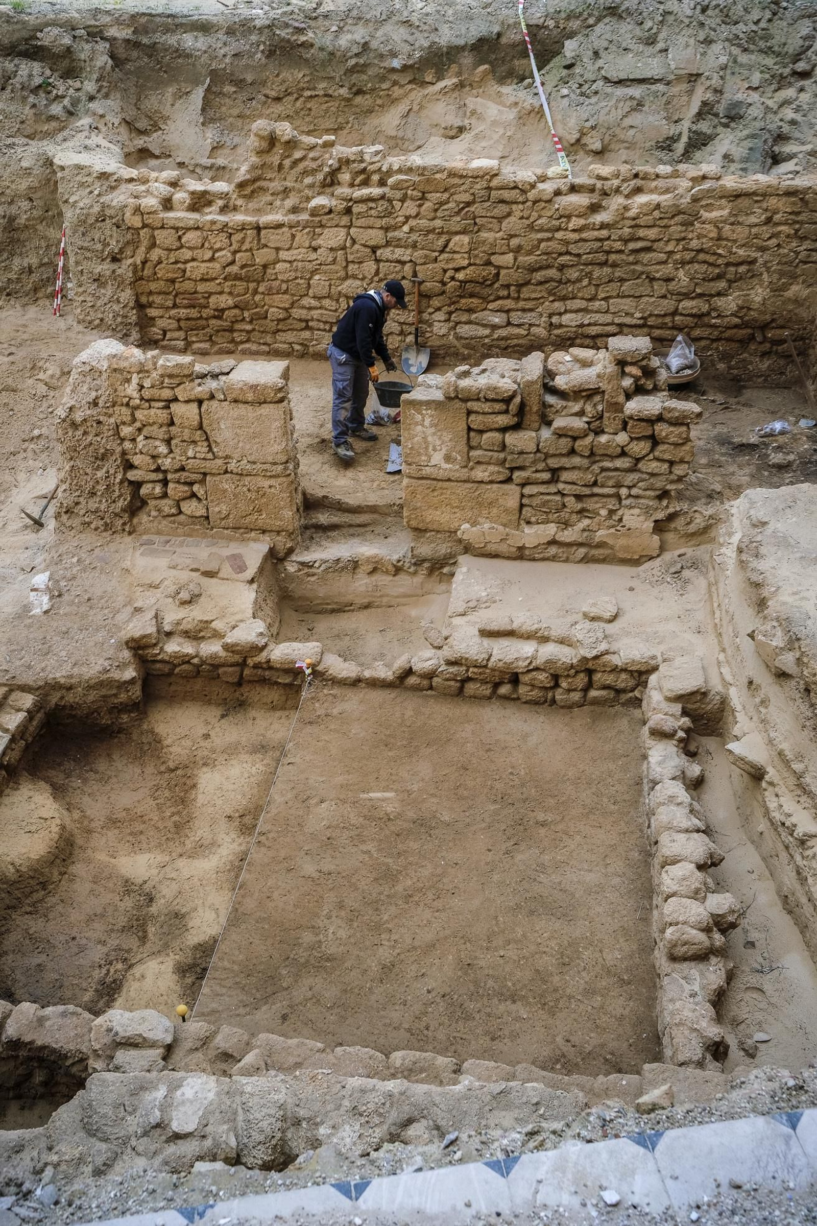 Casa, puerta y patio.