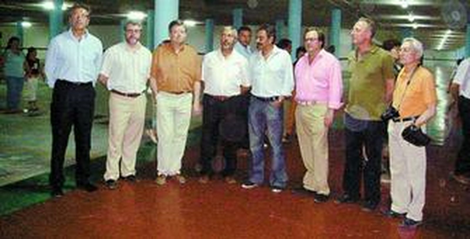 Foto de familia de las distintas autoridades asistentes a la inauguración del nuevo parking.