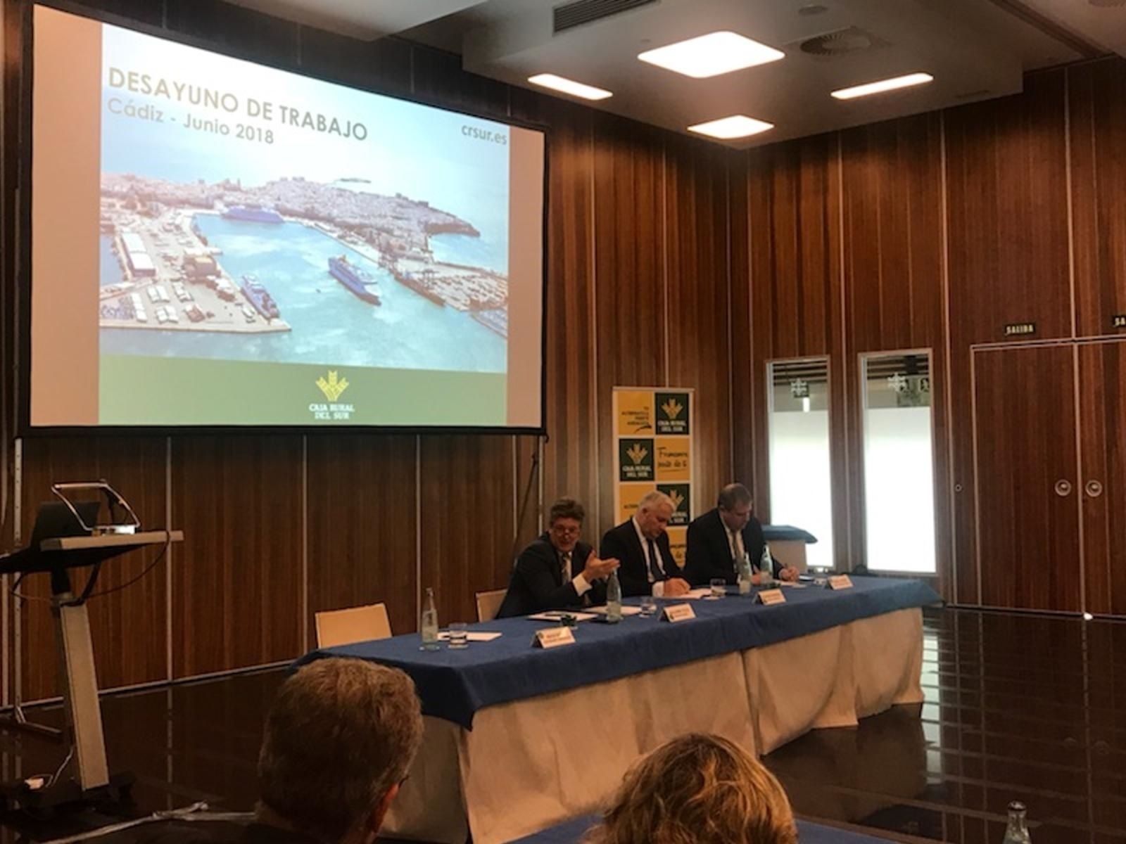 Guillermo Pérez estuvo acompañado en la mesa del acto por Eduardo Rodríguez y Tomás García Lagüens.