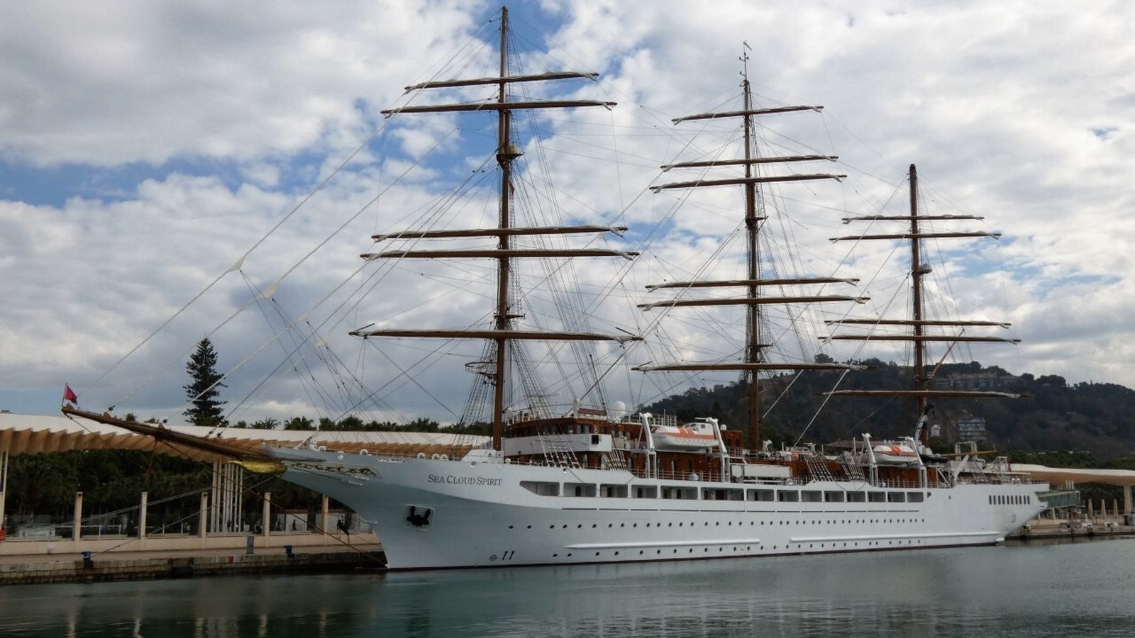 El velero 'Sea Cloud Spirit' en el Palmeral de las Sorpresas, su primera escala en Málaga.