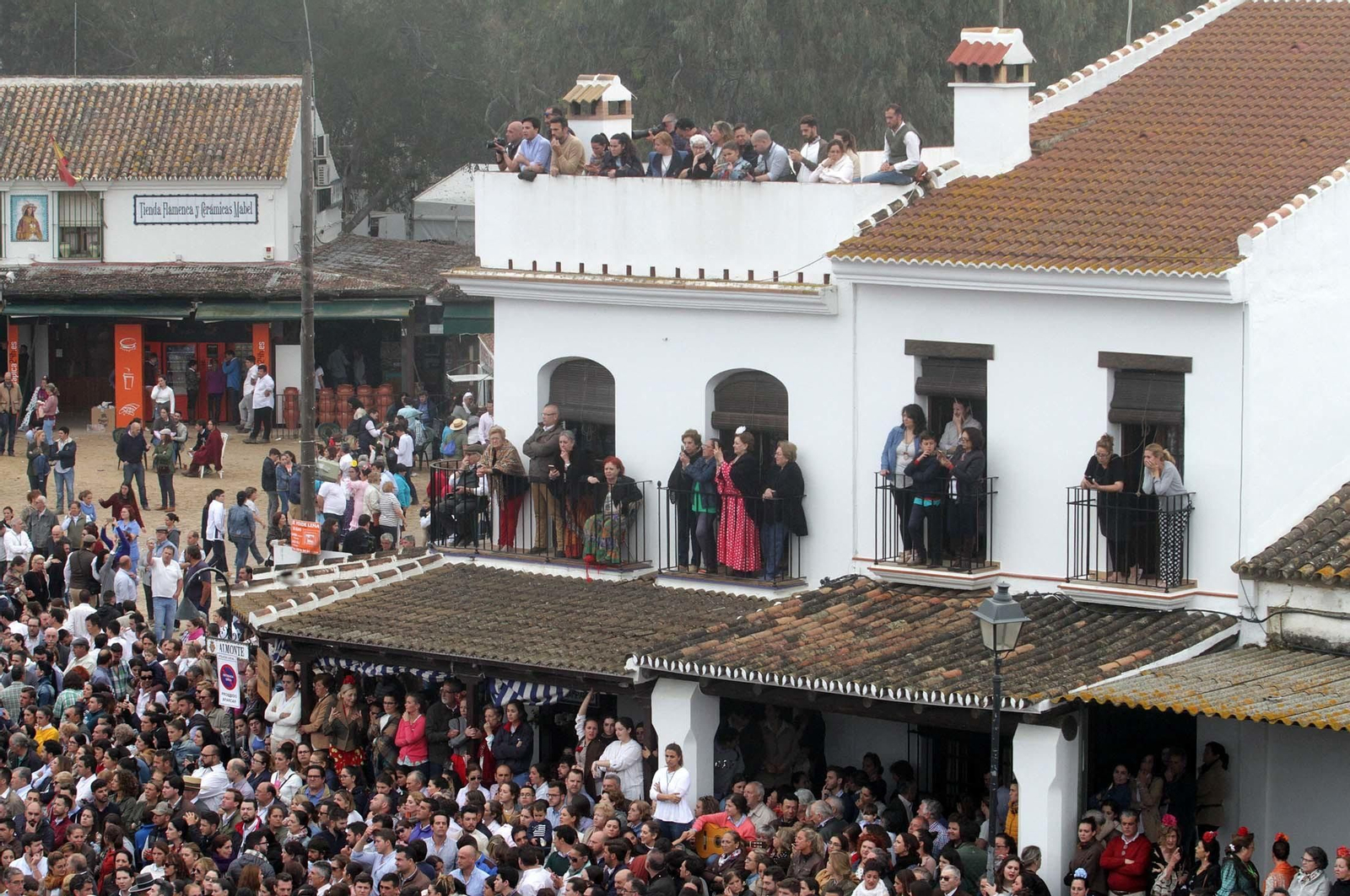 Las imágenes de la procesión de la Virgen del Rocío por la aldea en el Lunes de Pentecostés