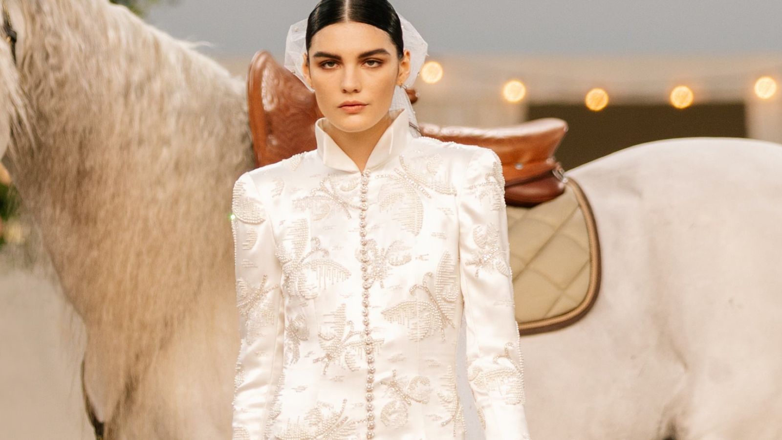 Conjunto blanco de encaje de Chanel.