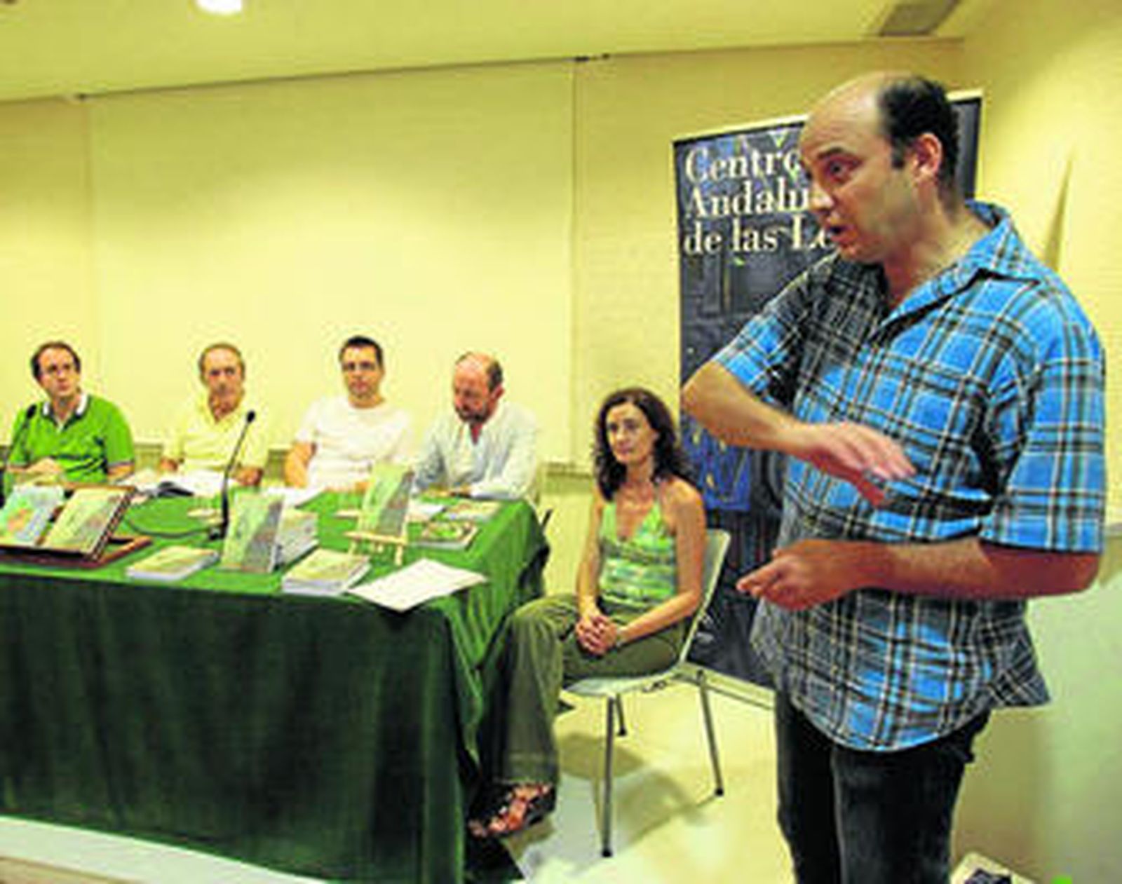 Pedro Luis Ibáñez Lérida, de pie, codirector de la revista, junto a quienes la presentaron.