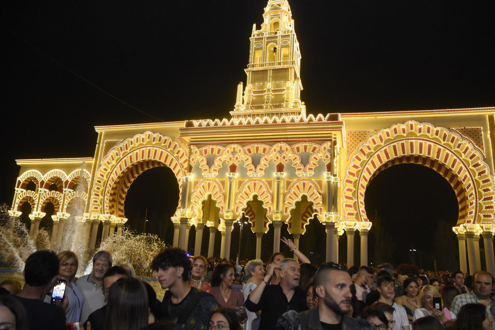 El encendido de la portada de la Feria de Córdoba, en fotografías