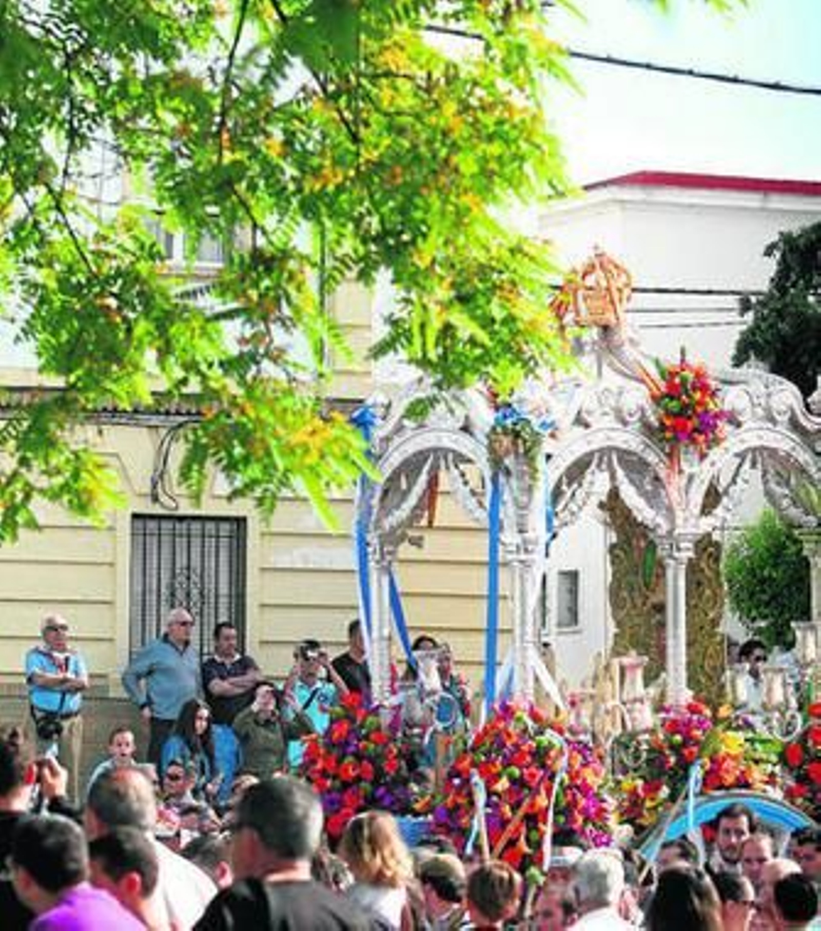 El Simpecado en su recorrido, ayer, por las calles de Huelva.