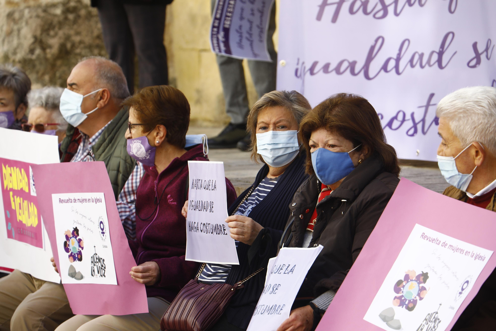 La Revuelta de Mujeres en la Iglesia de Córdoba se manifiestan para "tener voz y voto"