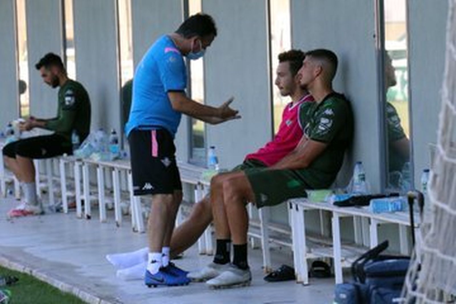 Alexis dialoga con Loren y Feddal.