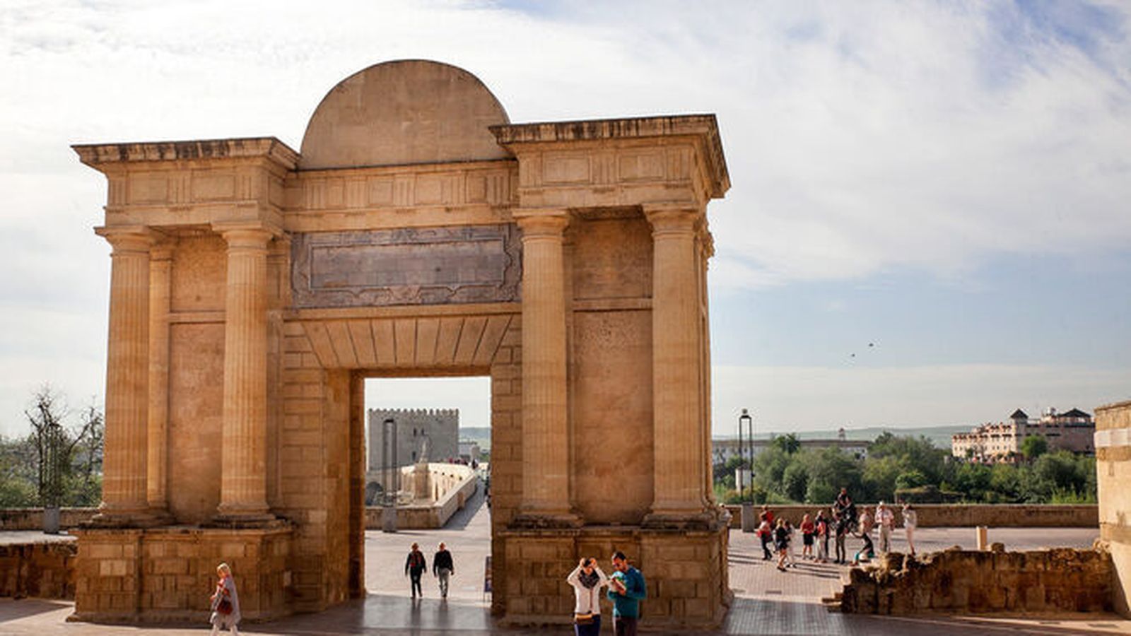 La Puerta del Puente de Córdoba alberga una Sala de Exposiciones Permanente y un impresionante mirador